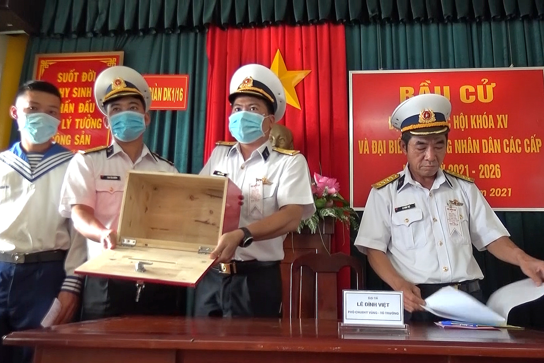 Kiểm tra hòm phiếu bầu cử